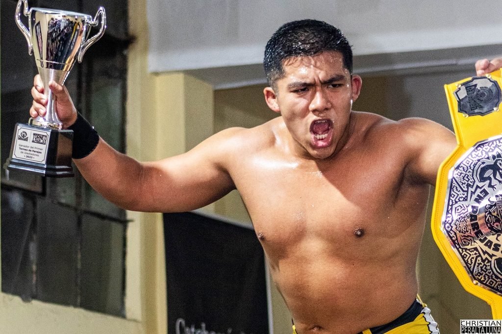 Farid coronándose Campeón en Parejas de Gladiadores